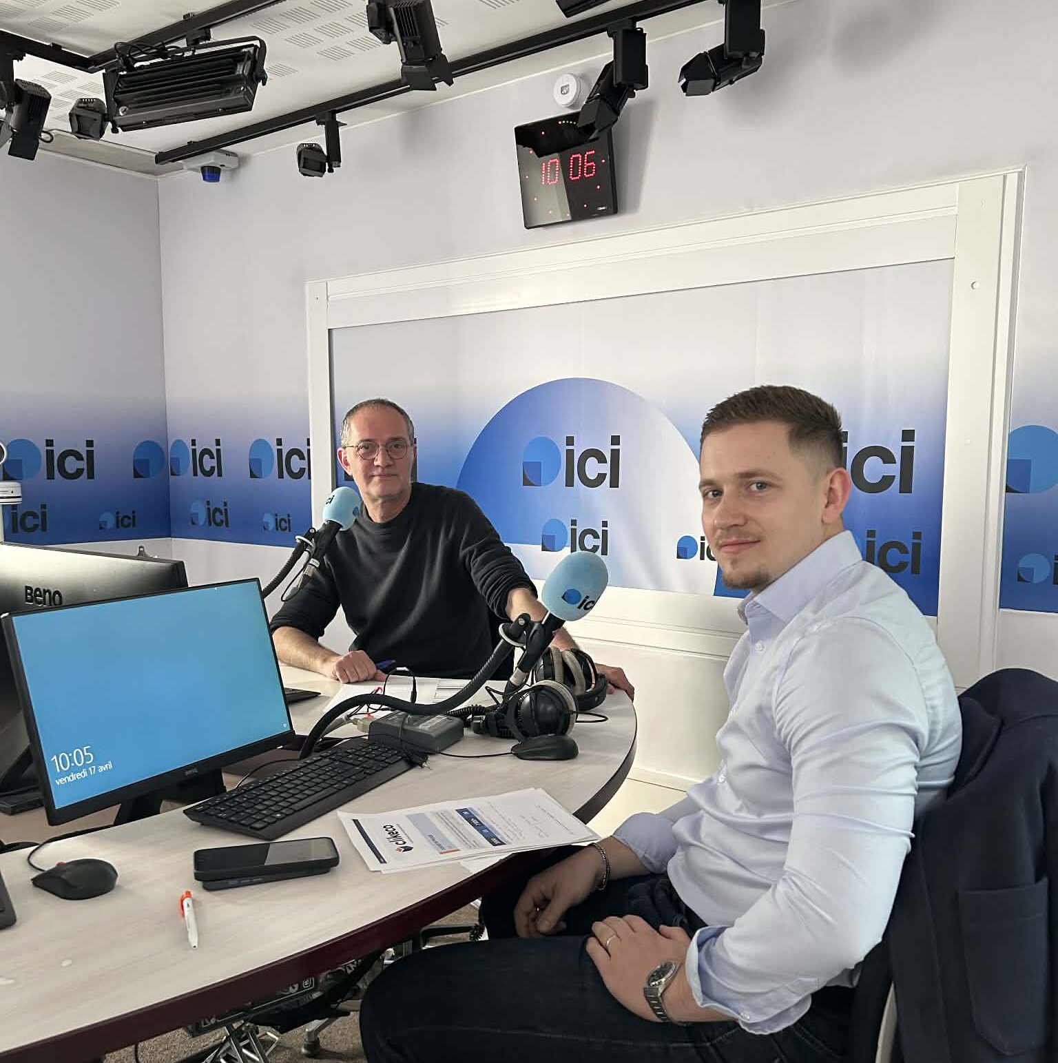 Loïck Martz dans le studio de la radio Ici Belfort Montbéliard